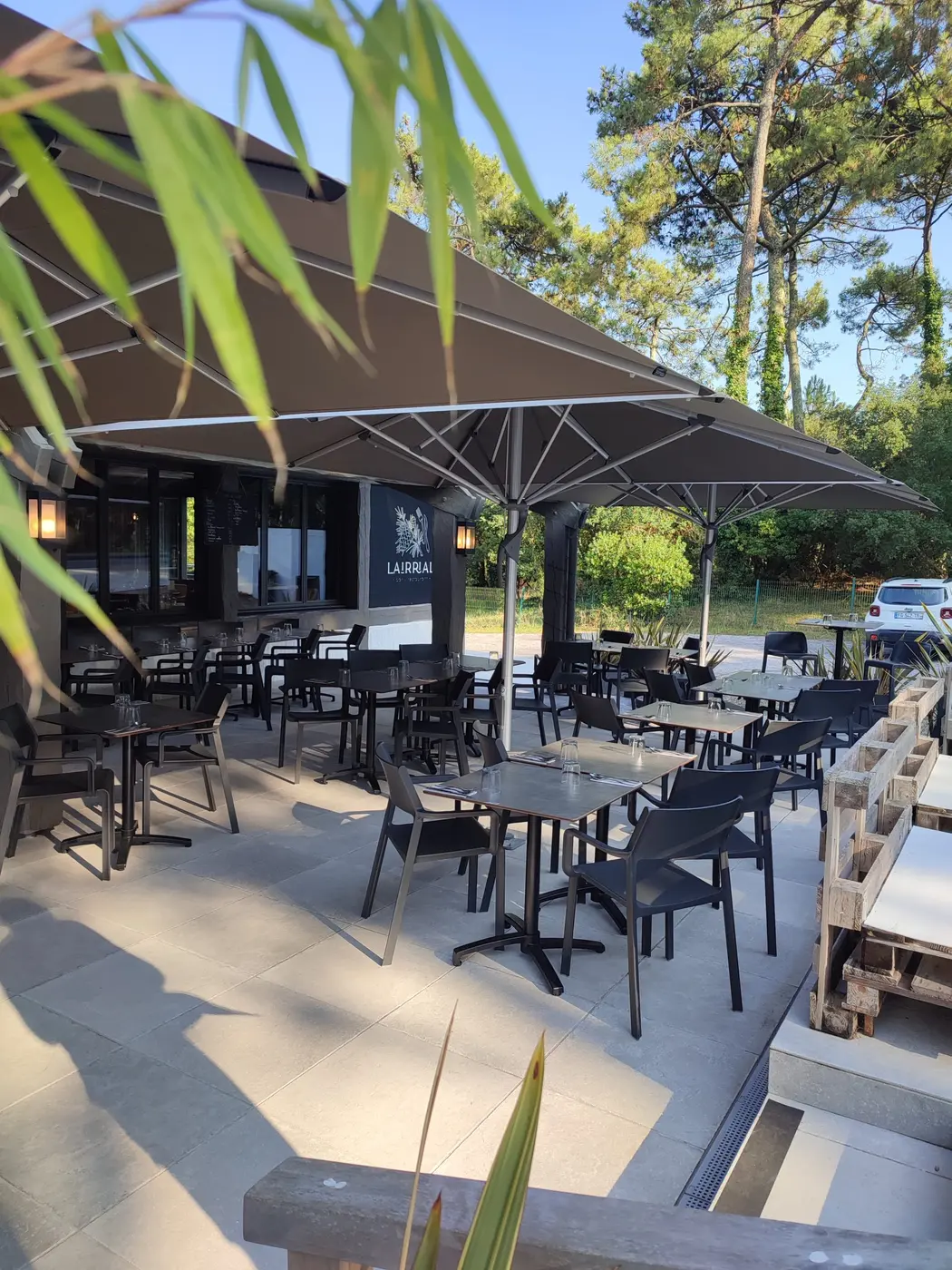 Grands parasols Glatz au-dessus de la terrasse de L'Airrial à Tarnos