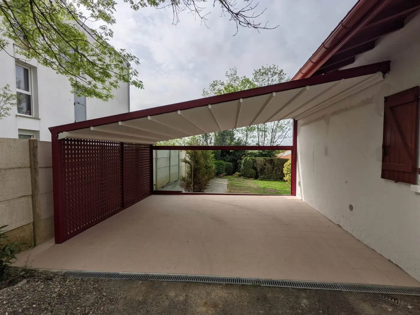 Pergola à toit en toile repliable au-dessus d'une terrasse