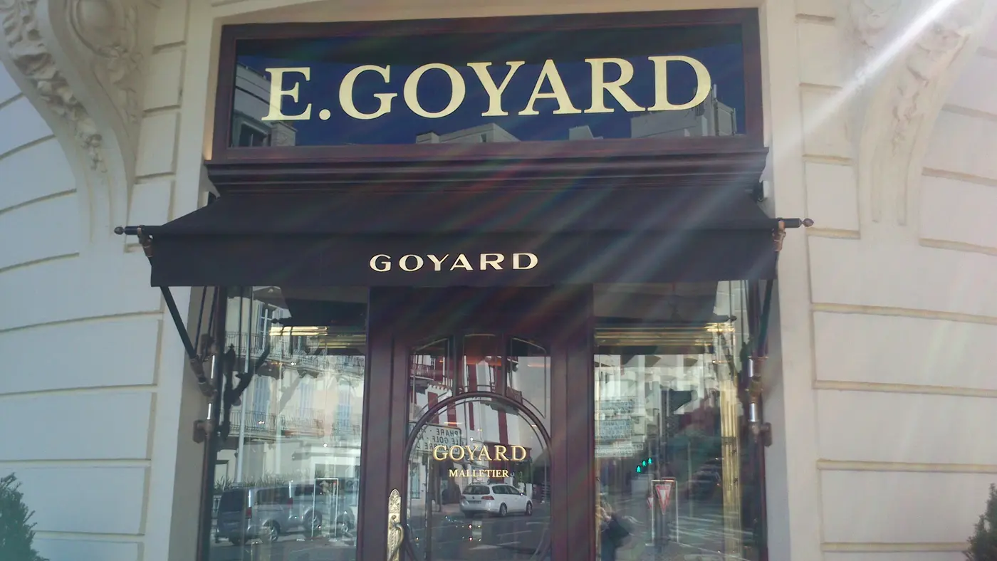 Devanture de la Maison Goyard à Biarritz avec son store à l'enseigne