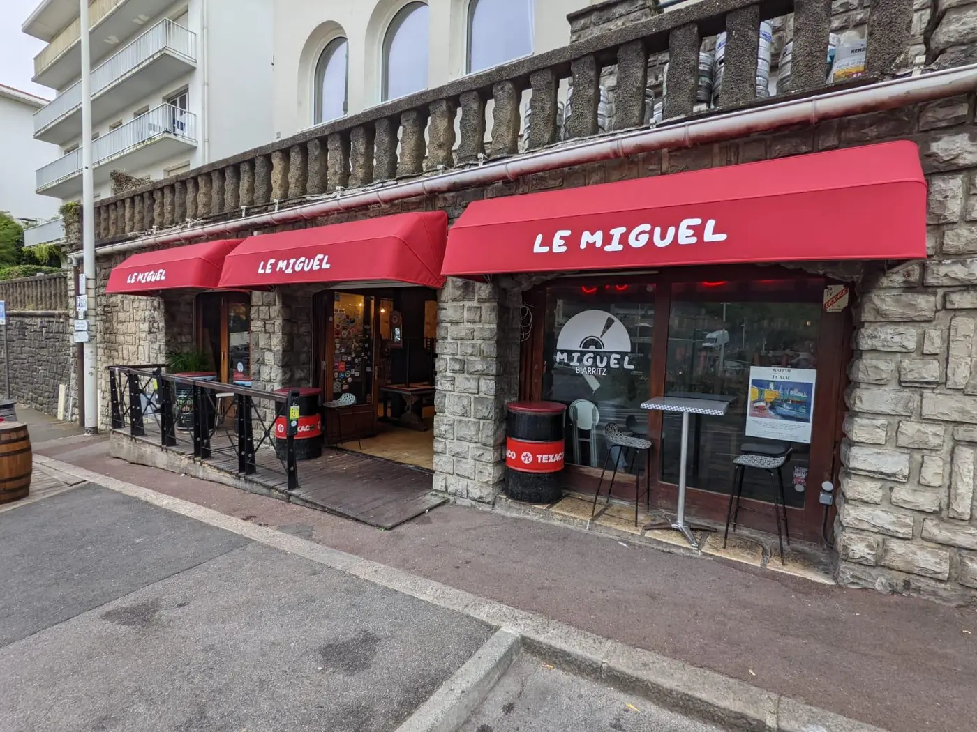 Façade de Le Miguel avec ses stores rouges imprimés