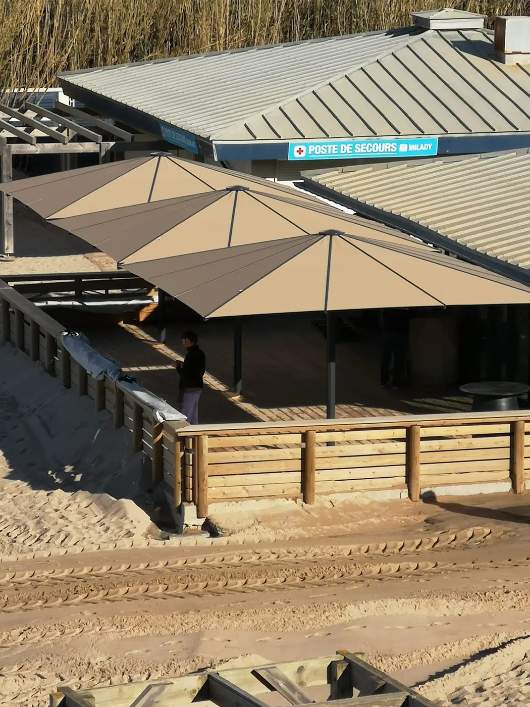 Grands parasols au-dessus de la terrasse d'un restaurant de plage