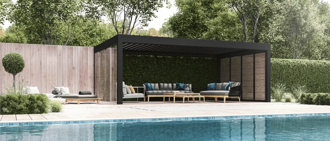 Pergola noire au bord d'une piscine, avec un salon d'extérieur à l'ombre