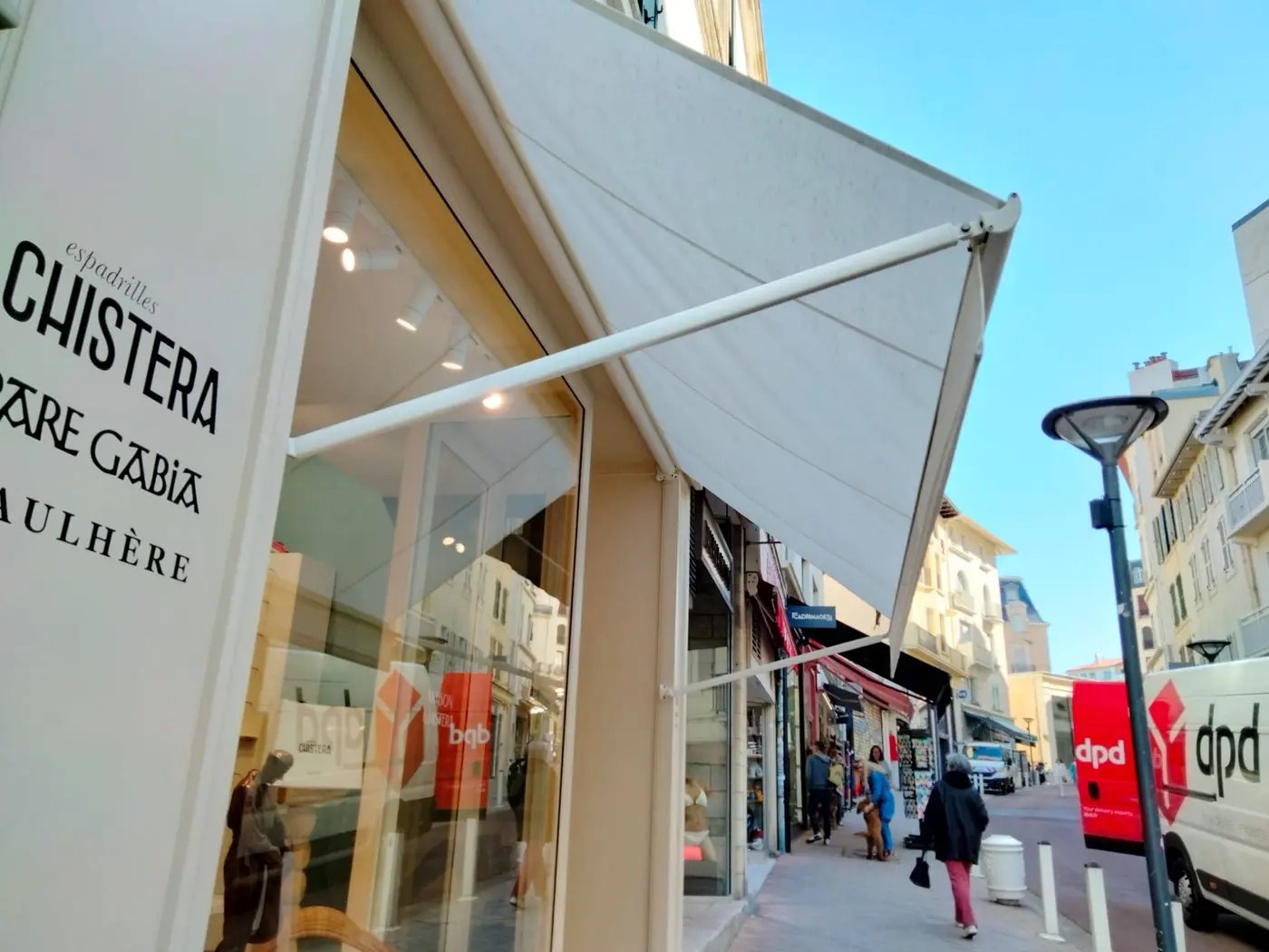 Store à projection de la Maison Chistera vu depuis la rue à Biarritz