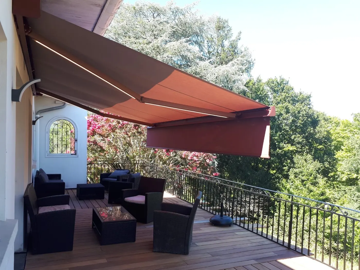 Store banne rayé sur une maison