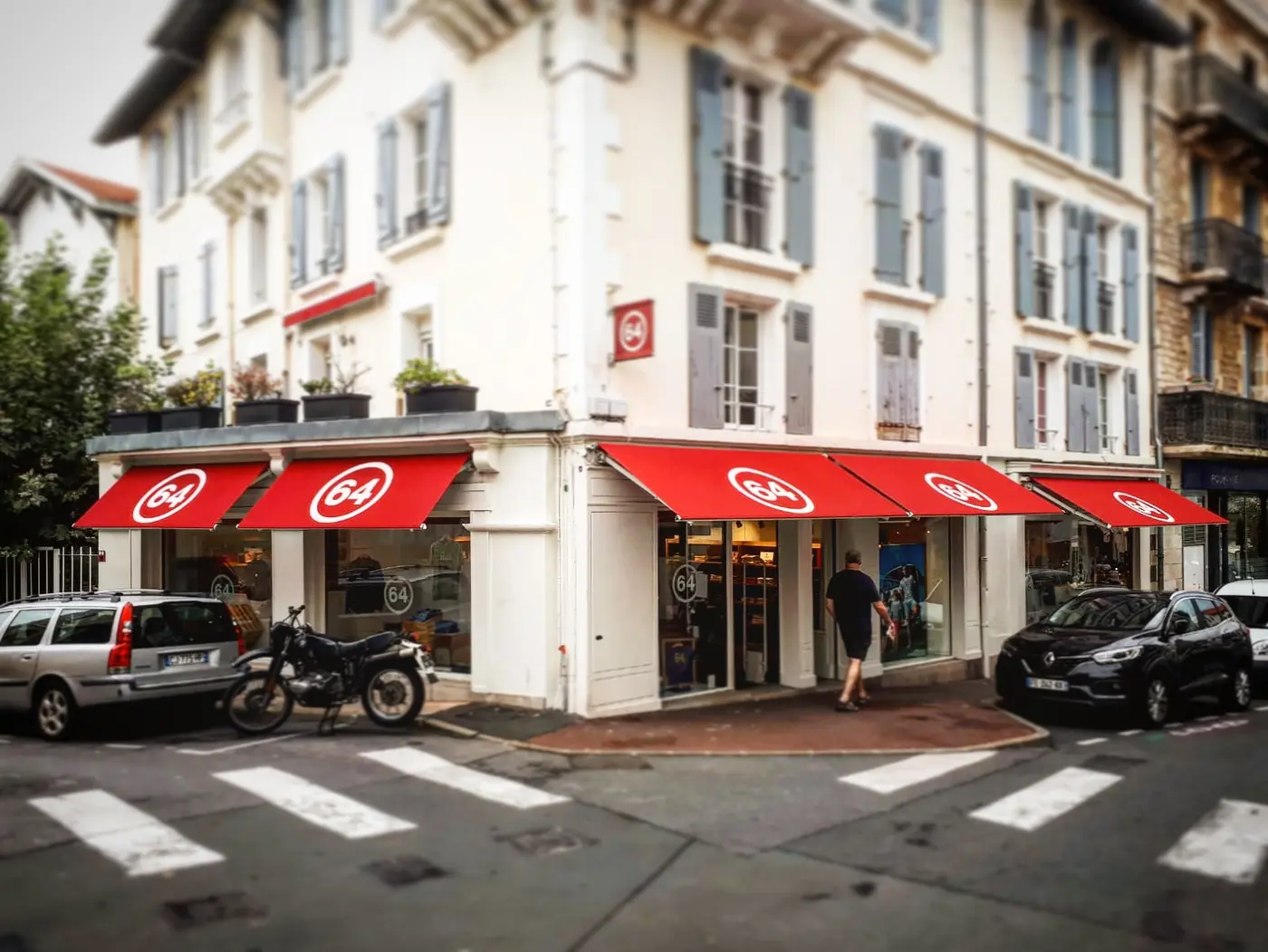Stores rouges au logo 64 sur la Boutique 64 au centre de Biarritz